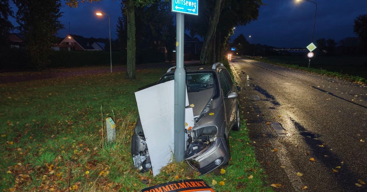 Brommobiel botst frontaal tegen paal aan de Ulftseweg in Gendringen