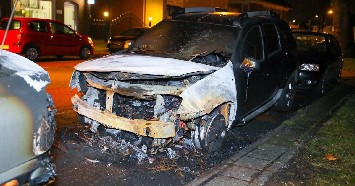Nachtelijke brand verwoest twee auto’s in Apeldoorn