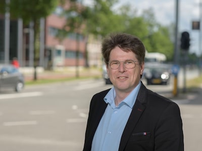 Je telefoon vasthouden in de auto is verboden, want dat leidt af. En scheren of een hamburger eten dan?