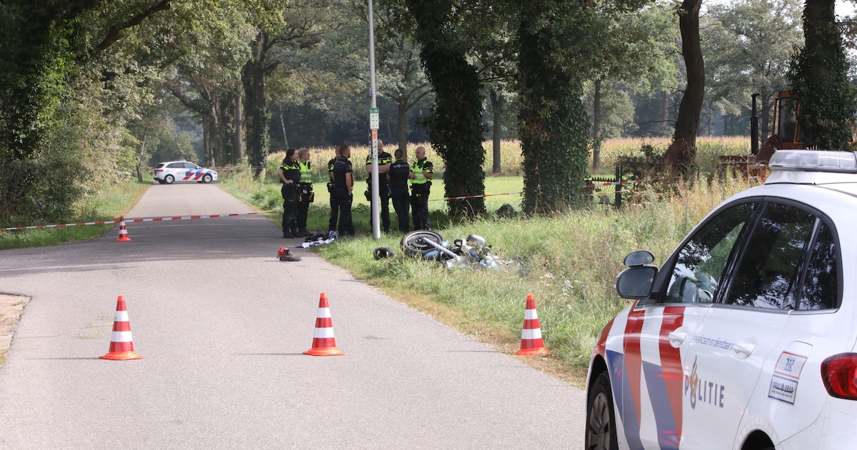 Motorrijder zwaargewond bij aanrijding met shovel in Weerselo