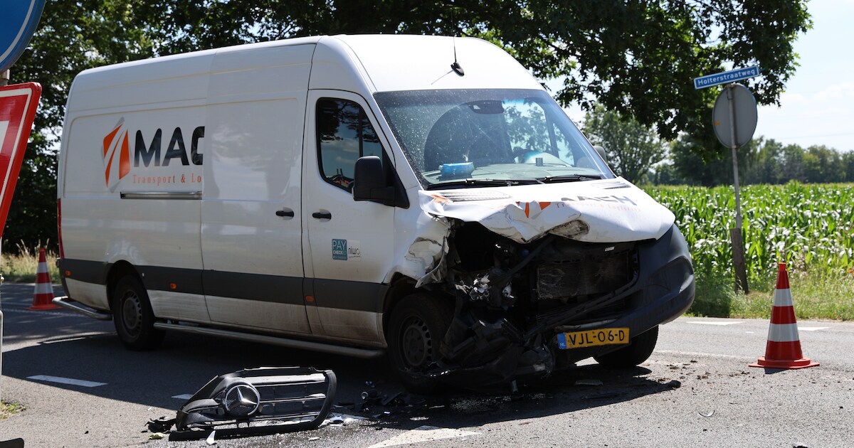 Bestelbus komt op N350 tussen Rijssen en Holten in botsing met vrachtwagen, bestuurder gewond