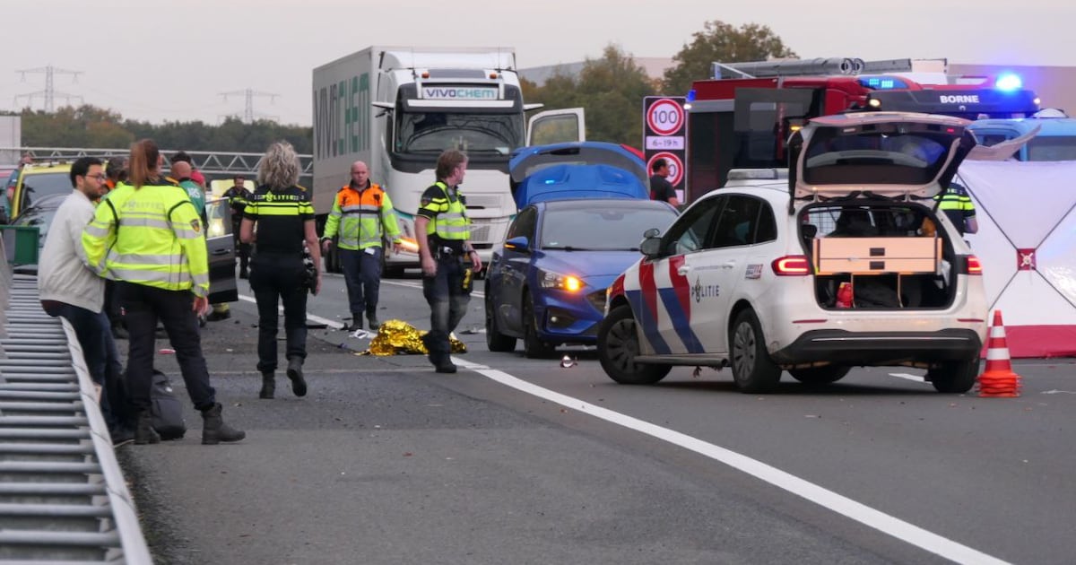 Dode en drie gewonden bij zwaar ongeval op A35 bij Almelo, politie roept getuigen op zich te melden