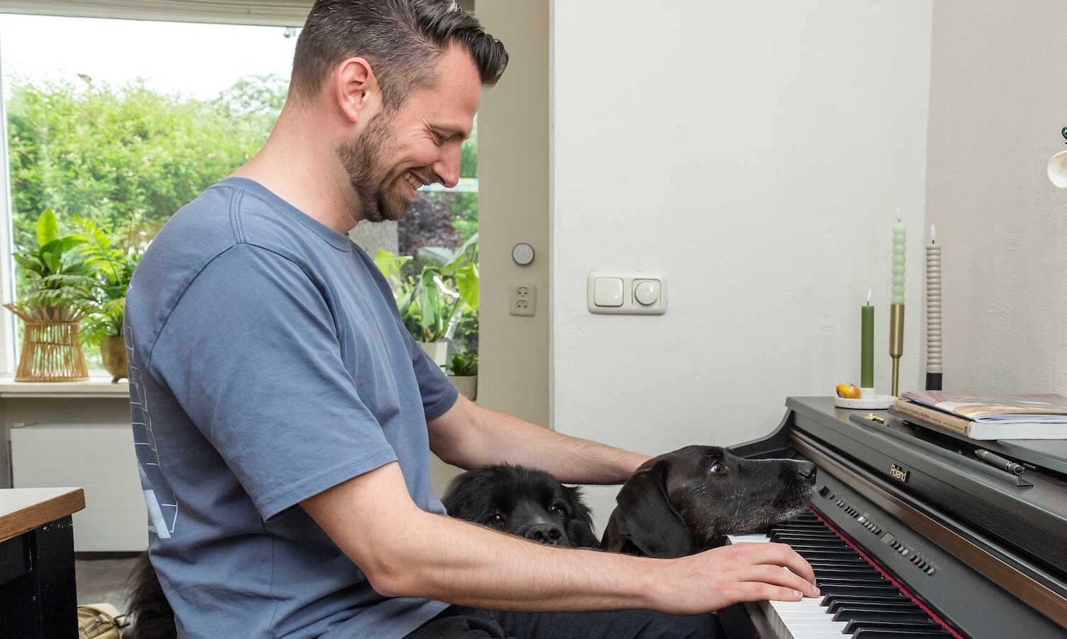 Hond Bas uit Almelo was ongeleid projectiel, totdat pianogeluid klonk ...