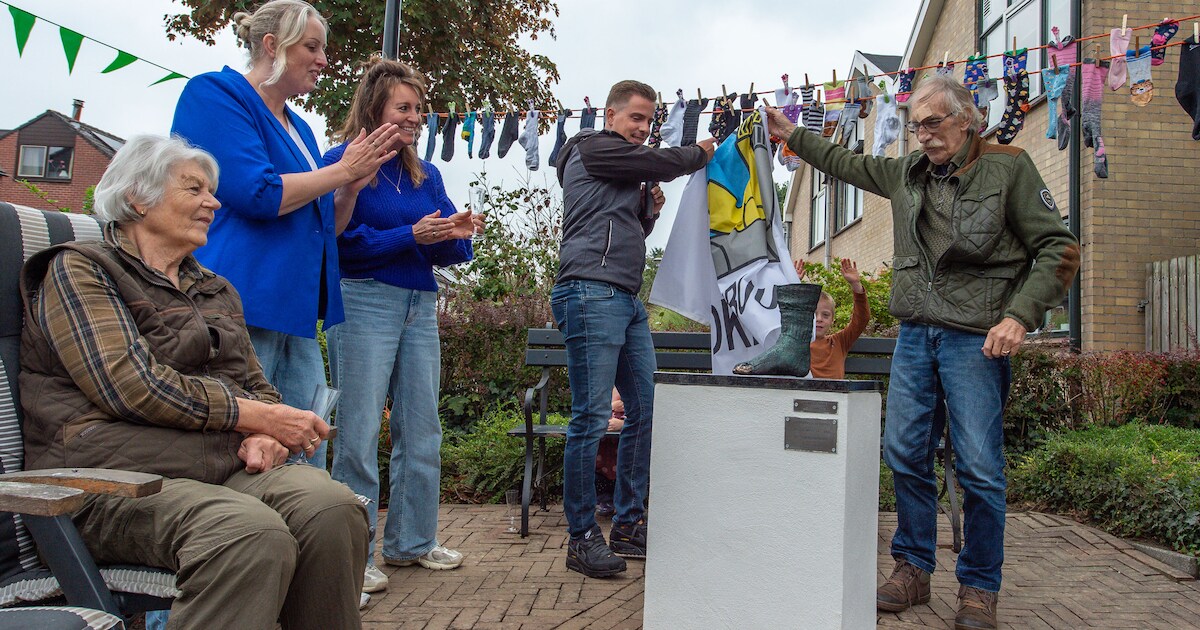 Na diefstal bronzen sok staat Lex (83) weer naast zijn kunstwerk: ‘Tante Anna was mijn inspiratie’