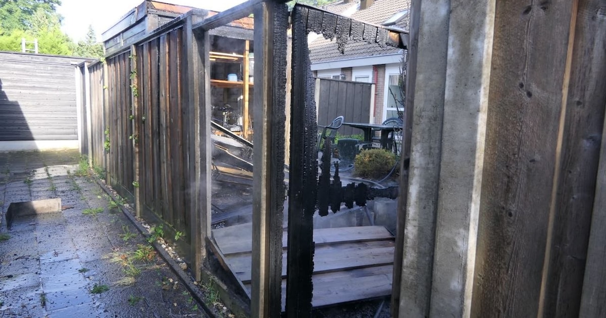 Vijf woningen tijdelijk ontruimd na brand in schutting en schuur