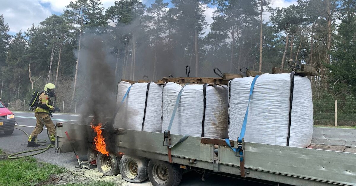 Wielen aanhanger vliegen in brand na klapband op N36 bij Rheezerveen