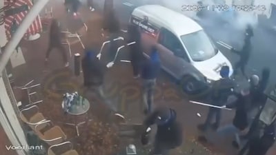 Drie supporters Heracles aangehouden na harde confrontatie bij kroeg in Nijverdal