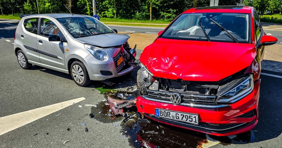 Grote schade en een gewonde bij ongeluk op Hoofdstraat in Overdinkel