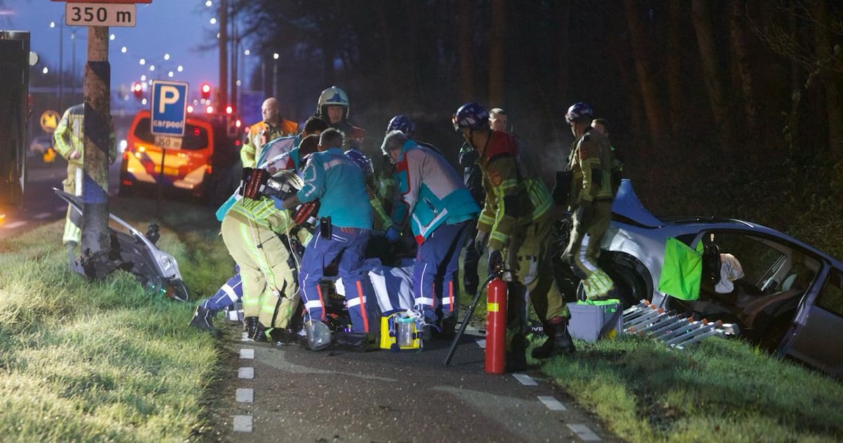 Automobilist gewond na zwaar ongeval in Enschede, slachtoffer met spoed naar ziekenhuis