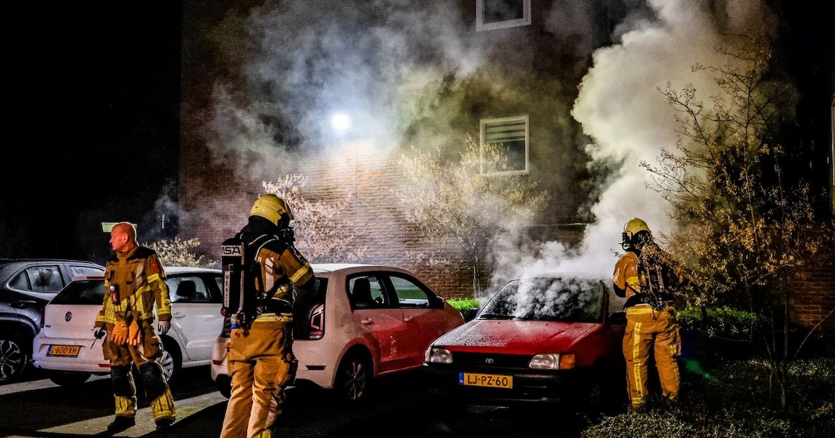 Claxon wekt hele buurt in Enschede: auto brandt volledig uit naast appartementencomplex