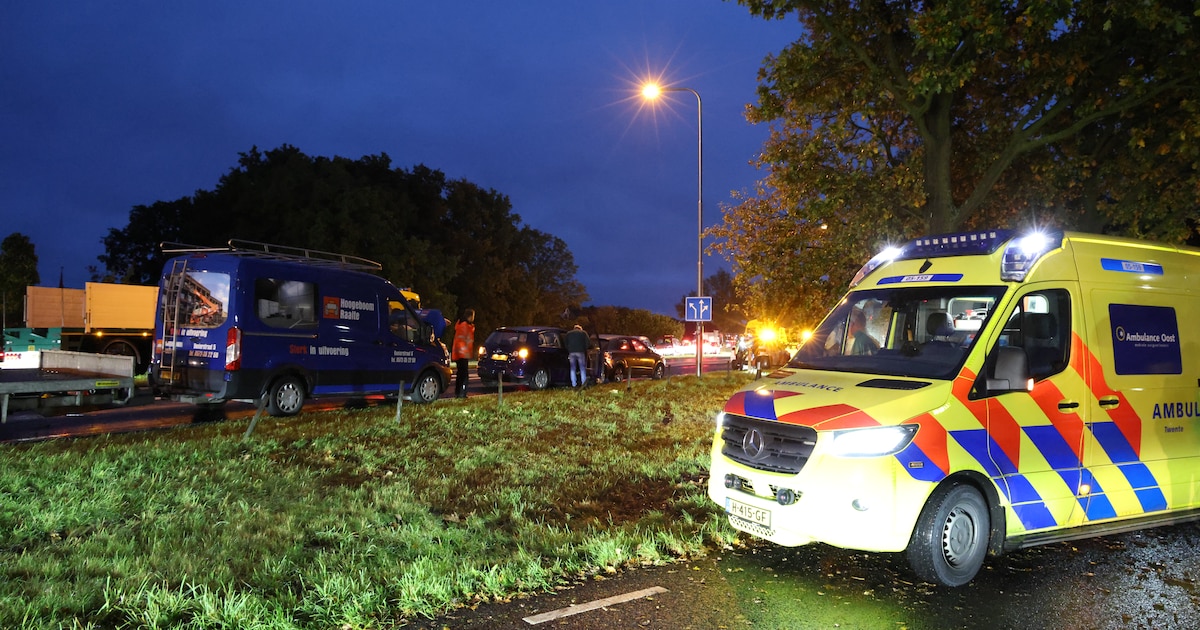 Kettingbotsing op N35 bij Haarle zorgt voor lange files.