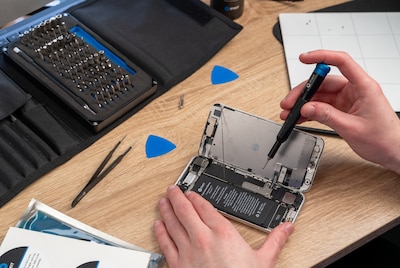 Sven laat zijn telefoon repareren voor 250 euro, maar een week later stond een betere voor een prikkie te koop