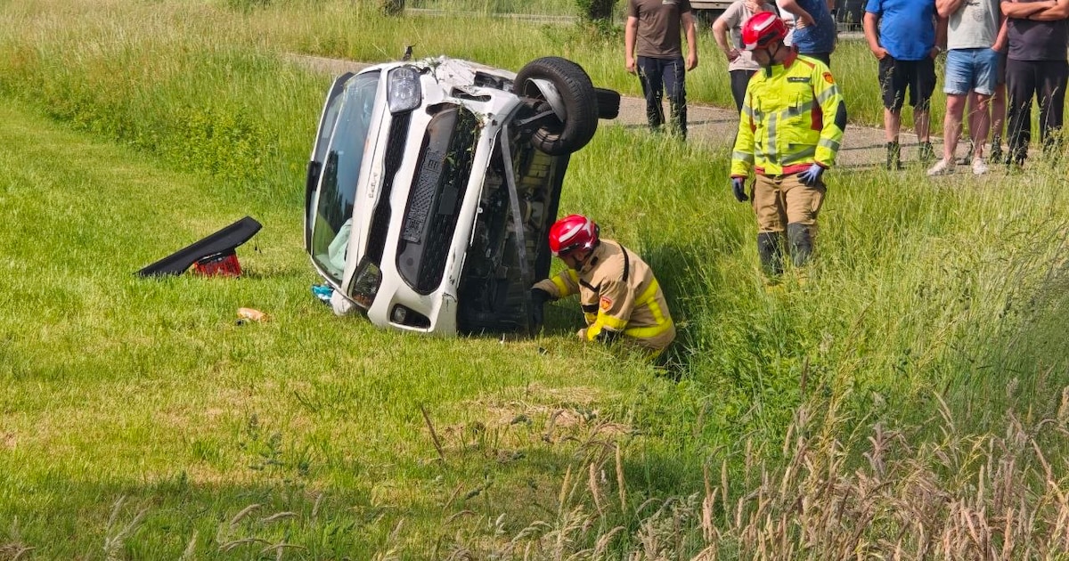 Auto eindigt na harde botsing in weiland naast de weg in Halle