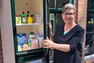 Dineke wil met haar buurtdeelkast Almeloërs helpen