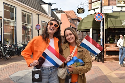 Almelo viert zonnige Koningsdag: bekijk de foto’s van indebuurt