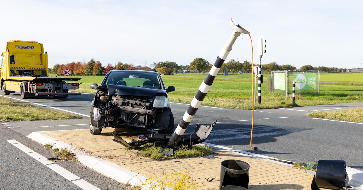 Citroën C2 botst tegen verkeerslicht bij Dalfsen: forse schade