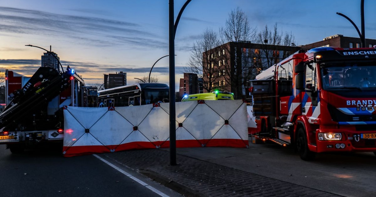 Harde klap op Boulevard 1945 in Enschede: twee gewonden bij botsing tussen lijnbus en auto