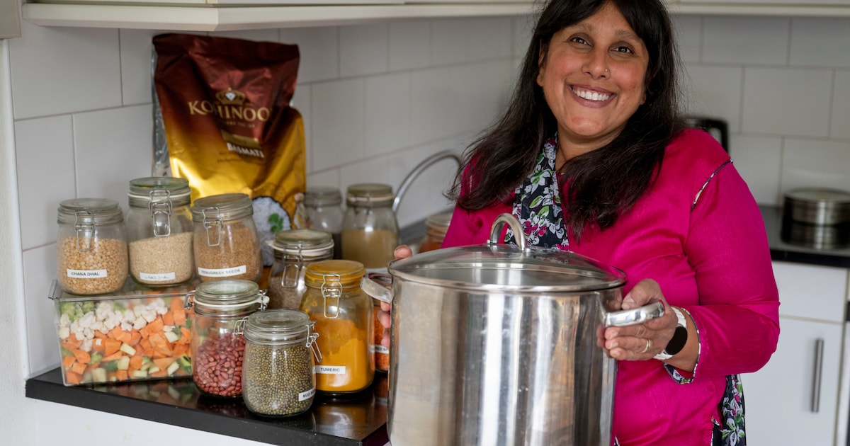 Nila (50) verhuisde voor de liefde naar Wierden (en runt nu populair Indiaas kookbedrijf)
