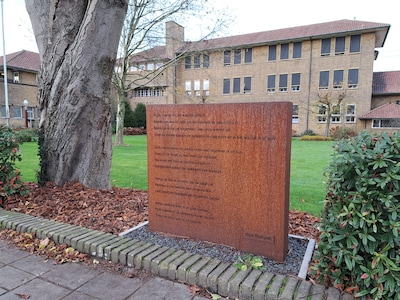 Aan dit gedicht gaan dagelijks honderden scholieren voorbij