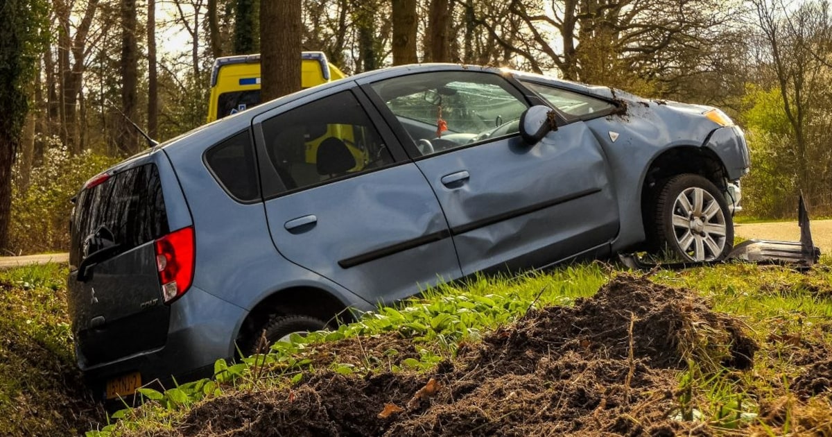 Auto over de kop bij ongeval op Zuid Esmarkerrondweg, ravage langs de weg