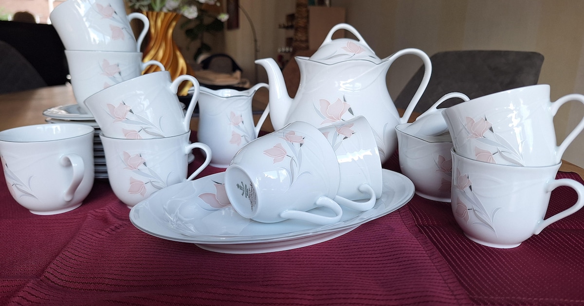 Koffieservies, Frans lampje met zwaan en twee strandstoeltjes