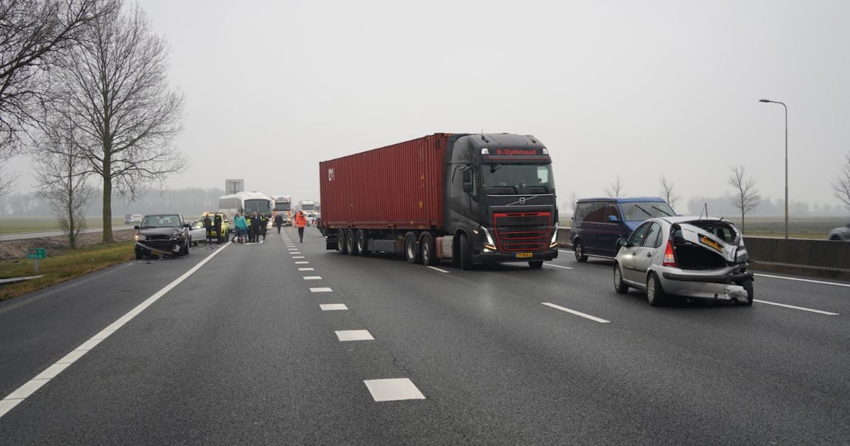 Ongeluk tussen twee auto’s veroorzaakt flinke problemen op de A28 bij Nieuwleusen