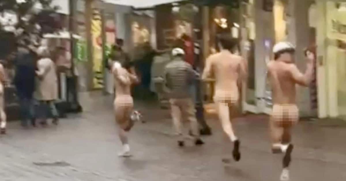 Negen naakte Nederlanders zetten Duitse grensstad op stelten; politie tast in het duister