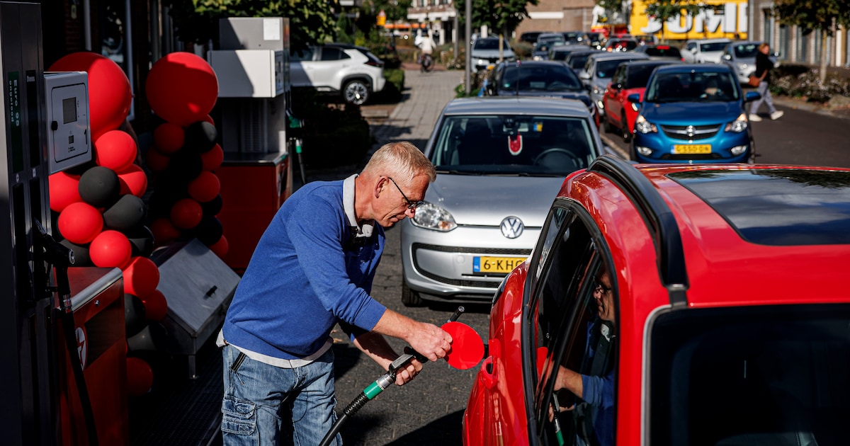 Roy (56) is het spuugzat en gooit zijn benzineprijs omlaag: ‘Zelfs mijn computer kon het niet aan’