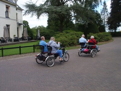 Wie zijn de vier vrijwilligers die wel met de man van Riet een tochtje willen maken op de duo-fiets?