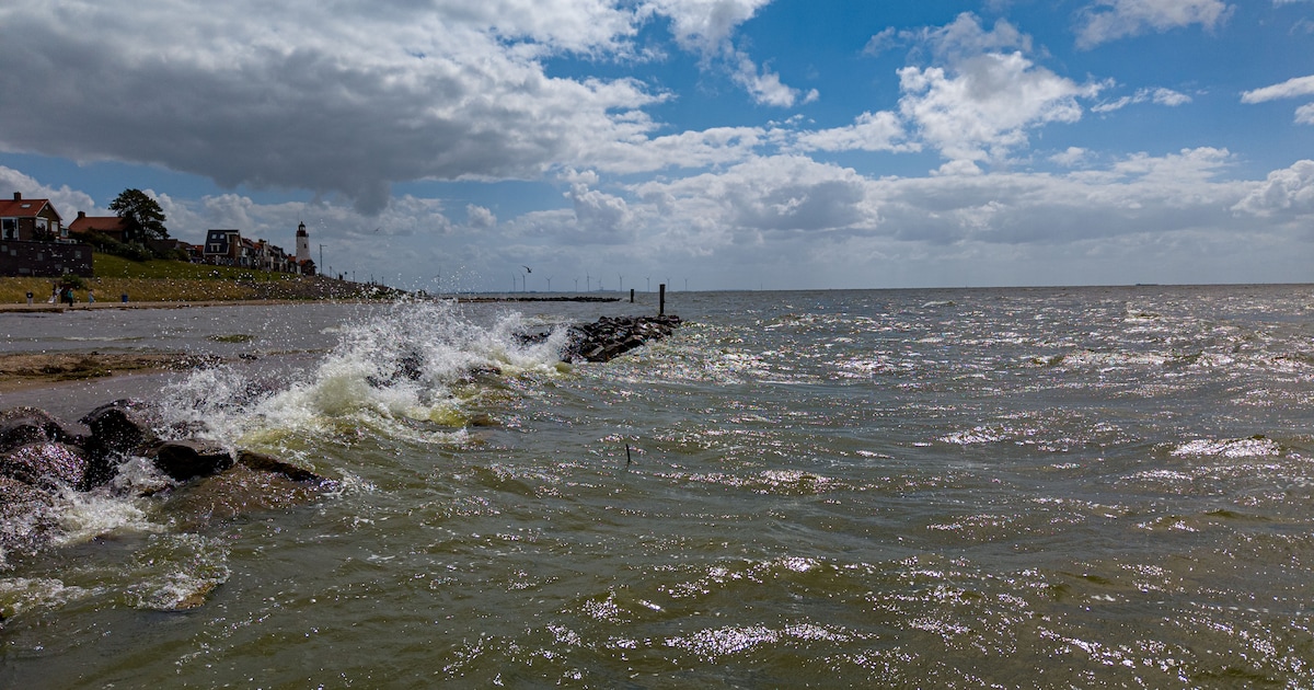 Sloten staan droog en boeren mogen niet sproeien, maar in het IJsselmeer ligt 400 miljard liter klaa