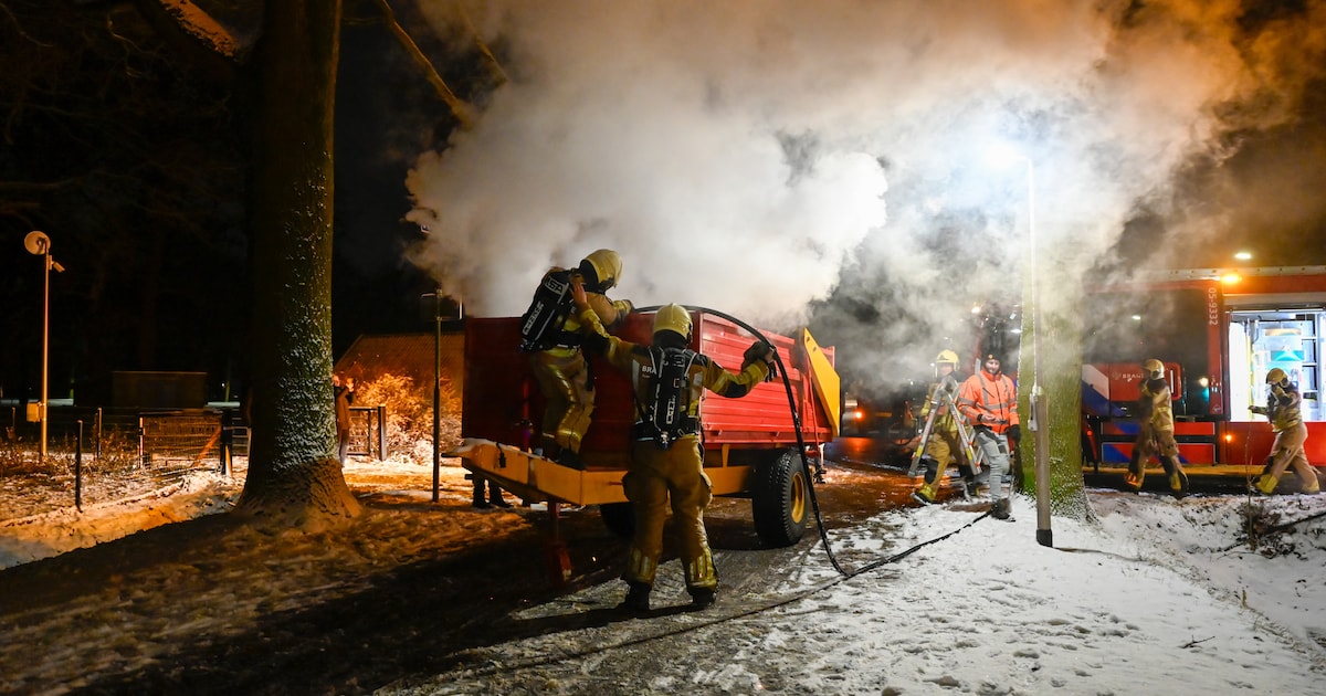 Laadbak landbouwtrekker vat vlam; vuurwerkresten waarschijnlijk de oorzaak
