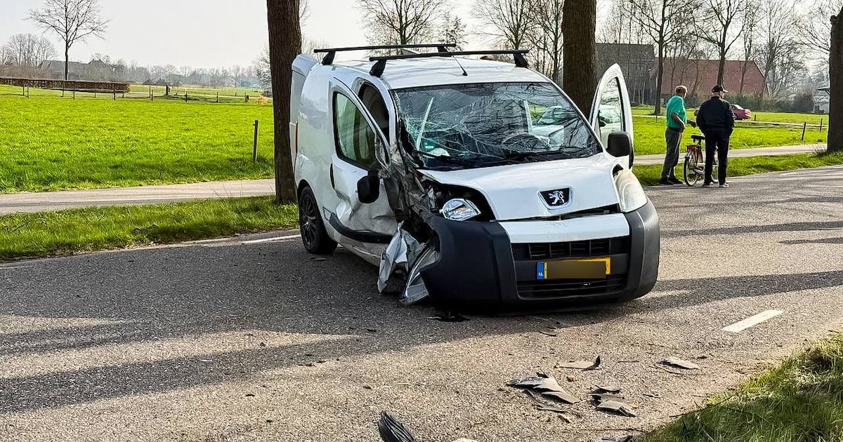 Bestelbus botst hard tegen boom in Wehl: weg dicht