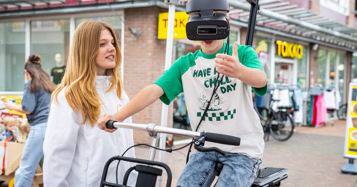 Fietsen met mobiel in de hand? In Dedemsvaart hebben ze hun lesje geleerd