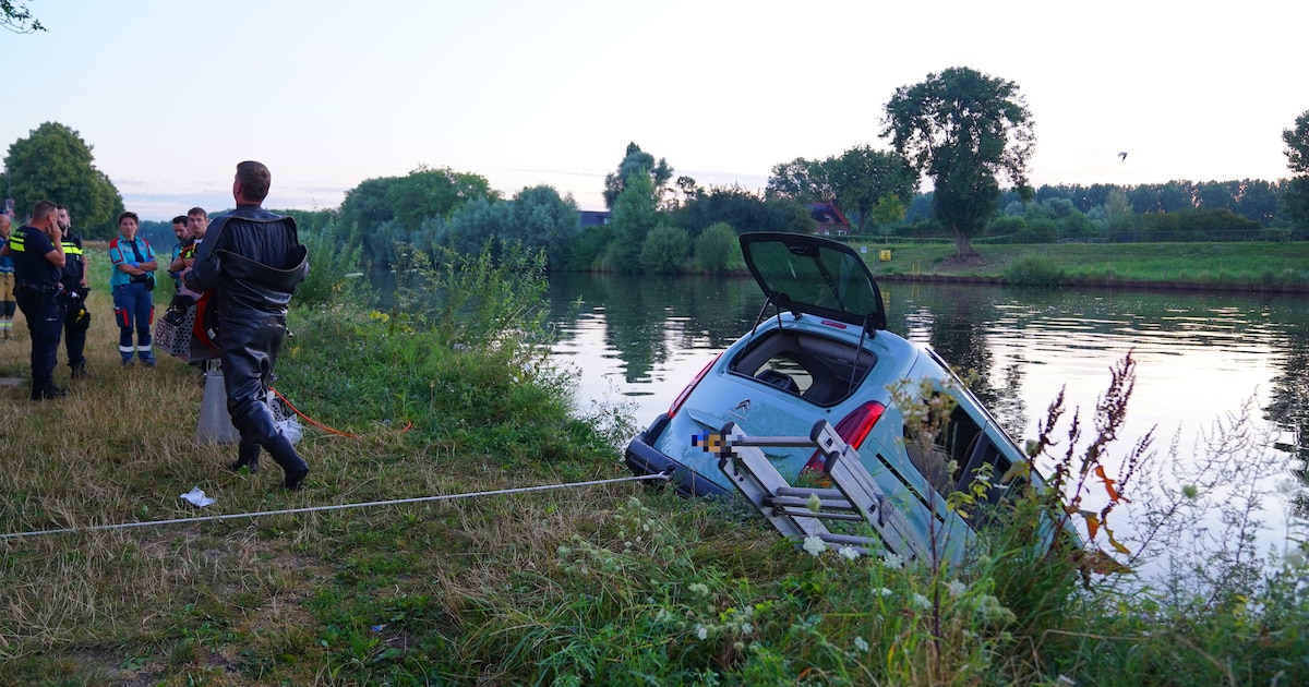 Gestolen auto gevonden in het water in Engelen, mogelijk verband met anti-asielbekladdingen