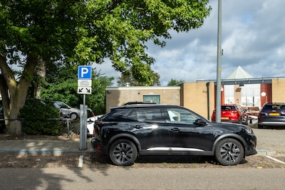 Deze laadpaal is zo’n succes dat Almelo maatregelen neemt