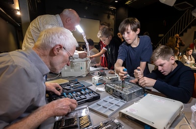 Kapotte spullen? Breng ze dinsdag naar het Repair Café in Bornerbroek