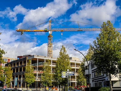 Man klimt hoge hijskraan op Almeloos bouwterrein in om te vliegen met zijn drone: ‘Die drone kan omh