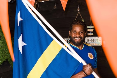 Lantariba! Haalt WK-lied Twentse Elliott (51) de spelersbus van Curaçao?