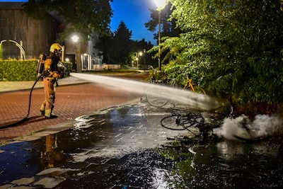 Meerdere fietsen in brand bij station Vroomshoop, politie zoekt getuigen