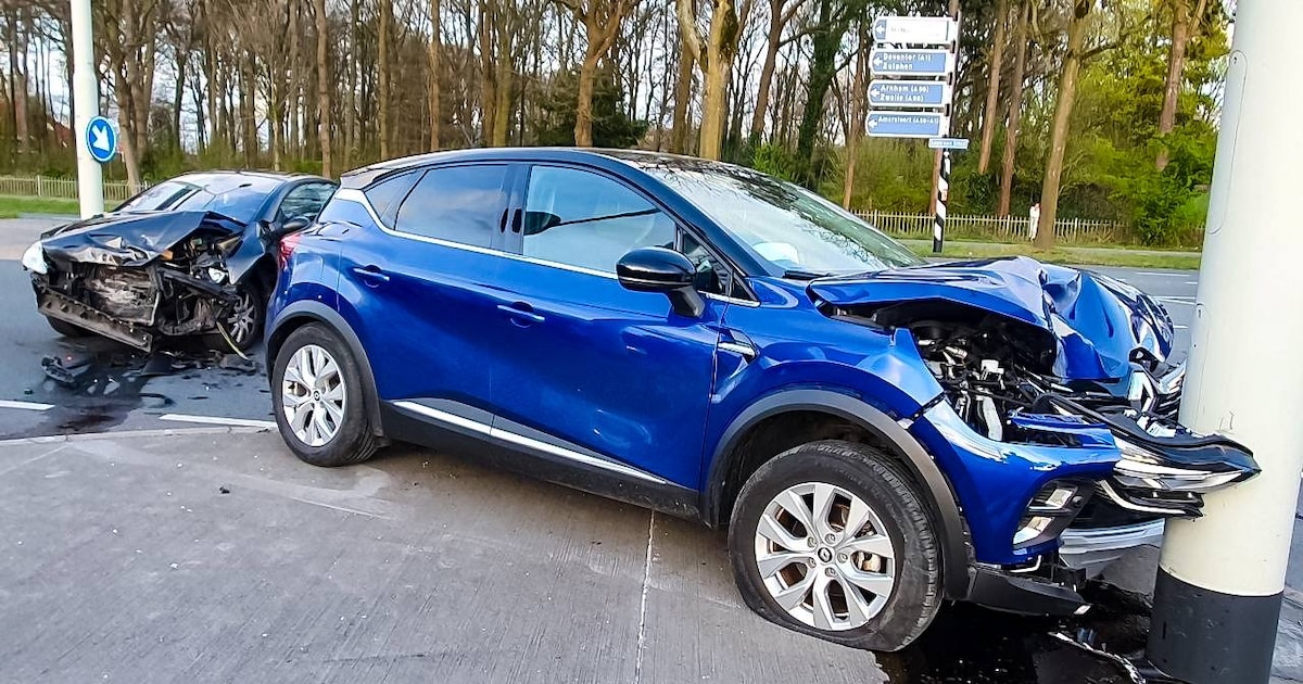 Auto knalt tegen lantaarnpaal na botsing in Apeldoorn