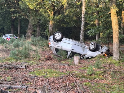 Auto op de kop in de berm in Nijverdal