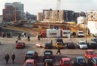Auto’s op de Oude Markt en een ‘verschrikkelijke’ Klanderij: zo zag Enschede er 25 jaar geleden uit