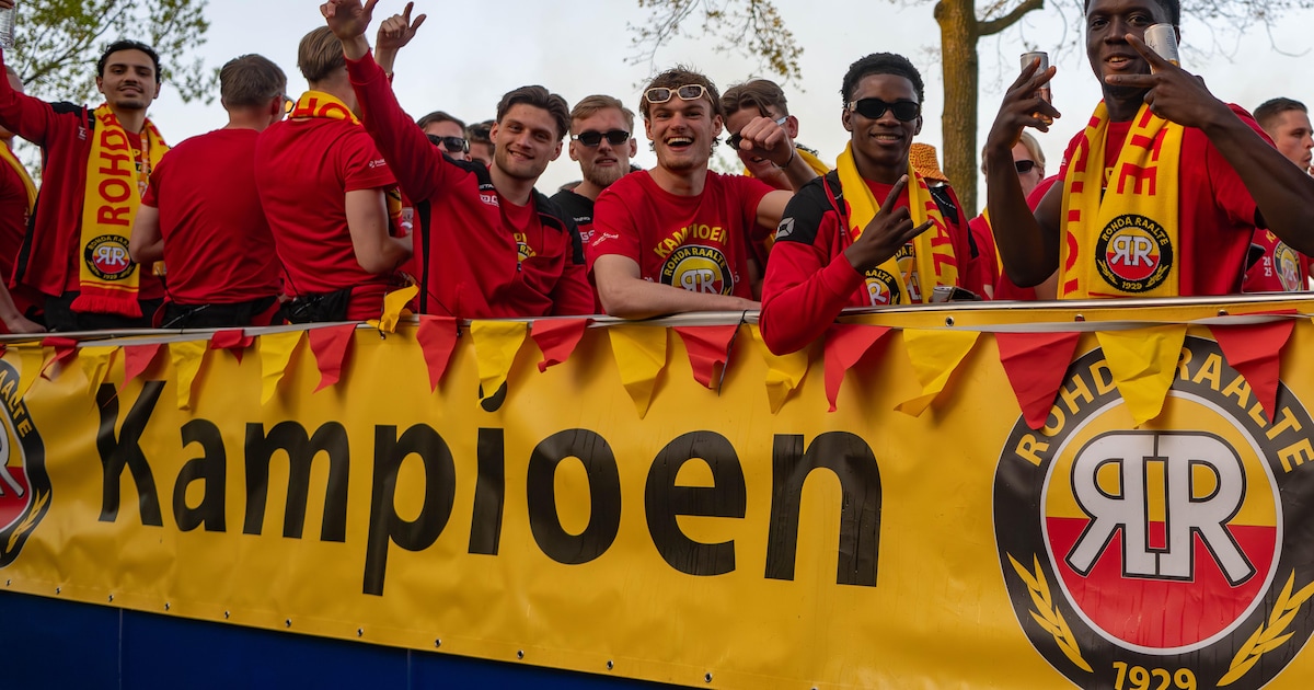 Op de bus door het dorp en onthaald met vuurwerk: zo wordt historische titel Rohda Raalte gevierd