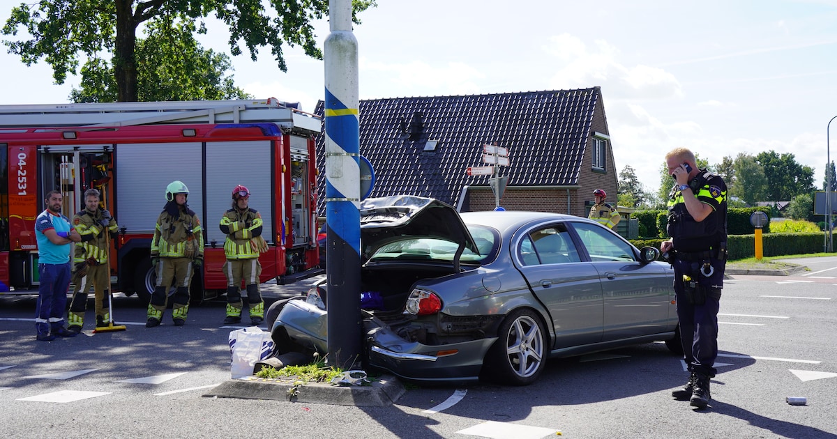 Botsing tussen bestelbusje en een auto op Raalterweg in Wijhe