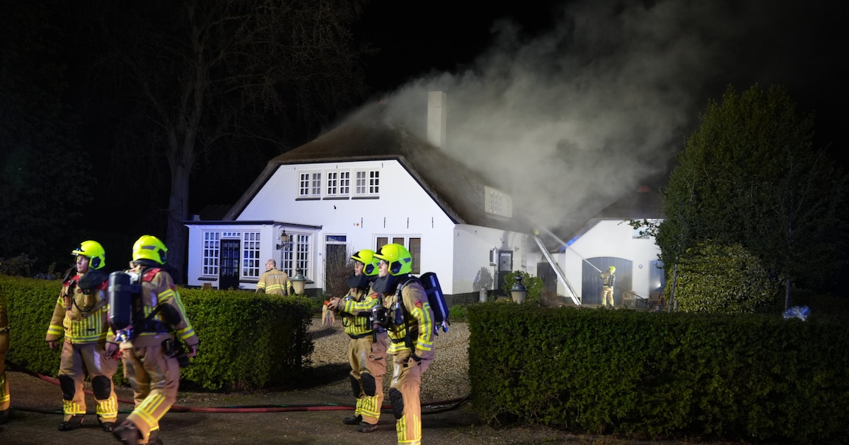 Grote brand in rietgedekte woning in Doesburg: mogelijk door blikseminslag