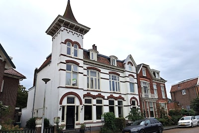 Wonen als een koning: dit paleisje in Almelo is te koop