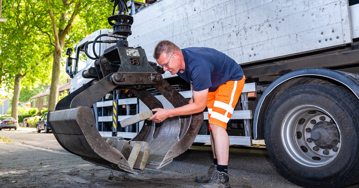 Tegeltaxi haalt oude tegels op in Losser