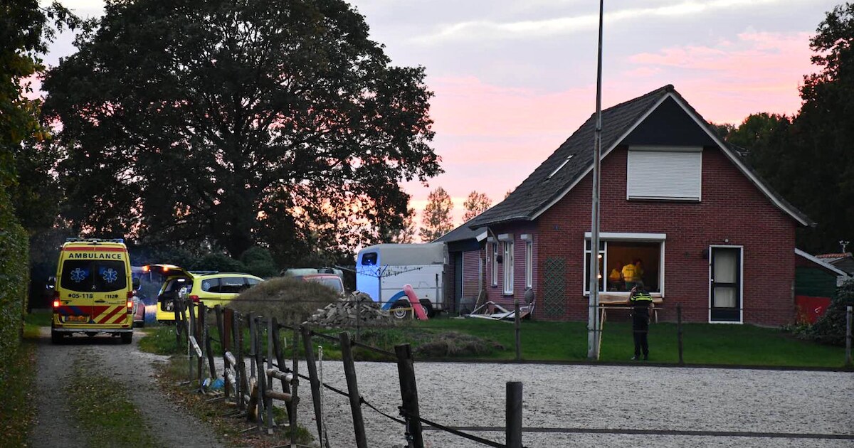 'Kind zwaargewond nadat het onder paardentrailer in Daarlerveen terechtkomt'