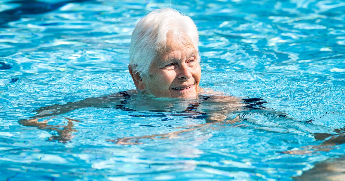 Voor de allerlaatste keer plonst Jenny (79) in Gramsbergen het water in: ‘Zwemmen heeft me gered’