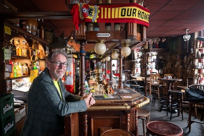 Kroegbaas Gert de Jong (73) wordt al dagenlang geleefd: na bestorming van café volgde ongekende mediastorm